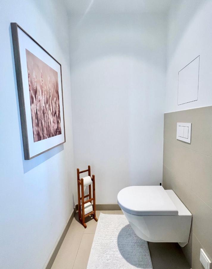 Modern & Stylish Close To Centre Apartment Wina Bagian luar foto